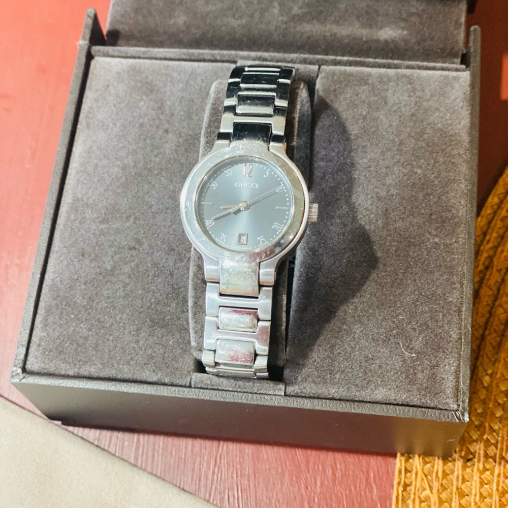 GUCCI 8900L: Stainless Steel Logo Quartz Watch w extra links